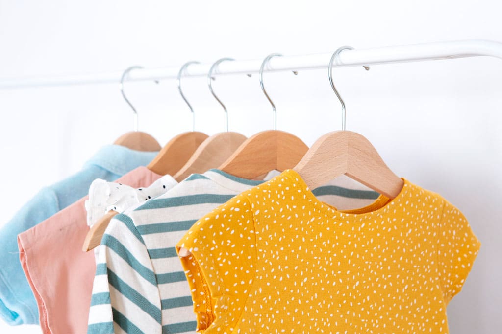 Verkauf von gebrauchter Kinderkleidung beim Kinderbasar
